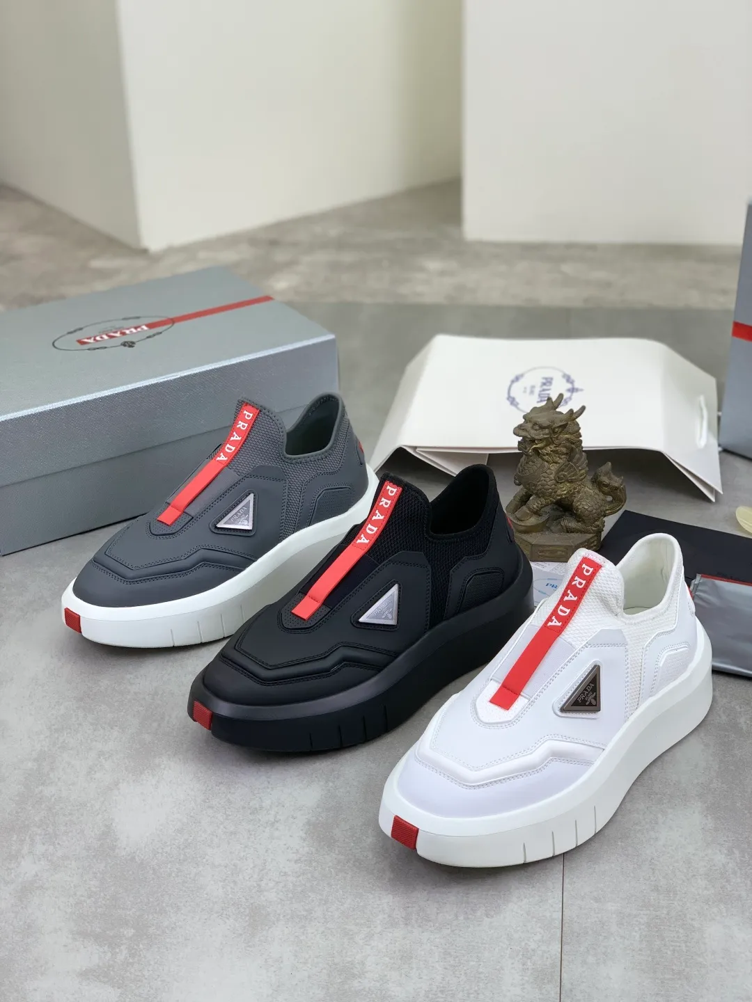 Men's men's shoes 💰P620💰[New model] The top version is now available on the official website, 🆘 The trendy brand (Prada) mainly promotes the popular style, avant-garde and versatile fashionable men's shoes, private version mold opening, cowhide surface splicing 1:1 replica.. Simple fashion, original imported cowhide and lining cowhide feet; the atmosphere and personality are more fashionable, eye-catching and pursuing class. It will subvert the old idea and be a must-have for fashion trendsetters with you! Must keep for yourself ! Tall and comfortable, large and low, high-end quality workmanship. The new high-end foam outsole from the official website. Size: 38-45. 3️⃣colors available.